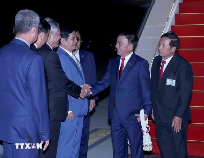 Thường trực Ban Bí thư Trần Cẩm Tú đến sân bay Techo, bắt đầu thăm ...