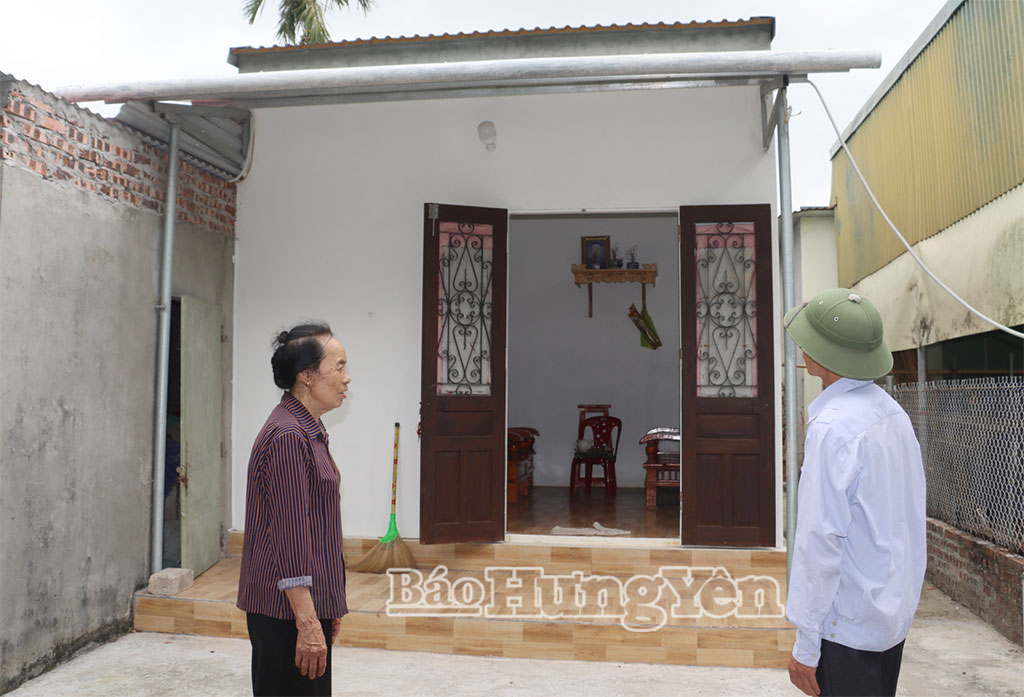 La signora Pham Thi Tam si è sentita un po' sollevata riguardo alla situazione abitativa del fratello minore, dopo che la comune ha fornito 60 milioni di dong vietnamiti per aiutarlo a costruire una nuova casa.