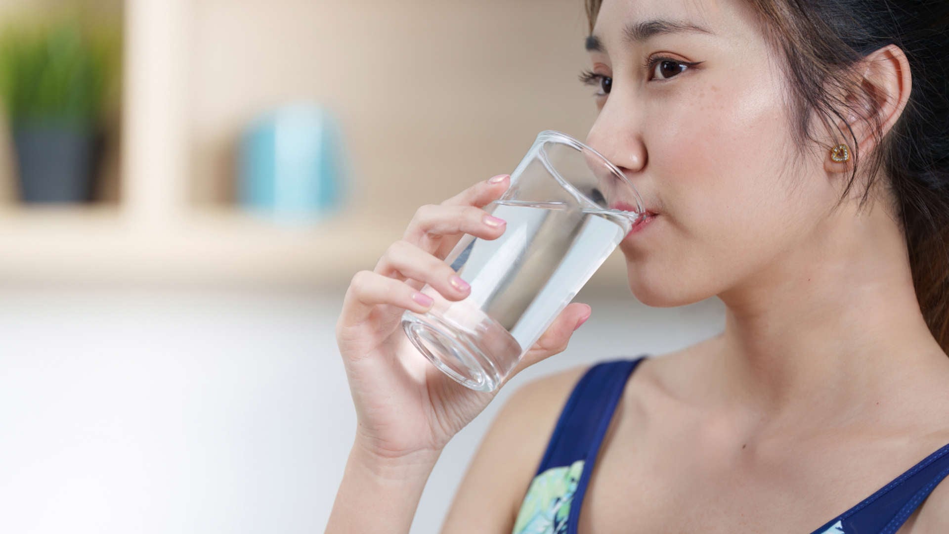 5 sai lầm khiến uống nhiều nước mà cơ thể vẫn 'khát'- Ảnh 1.