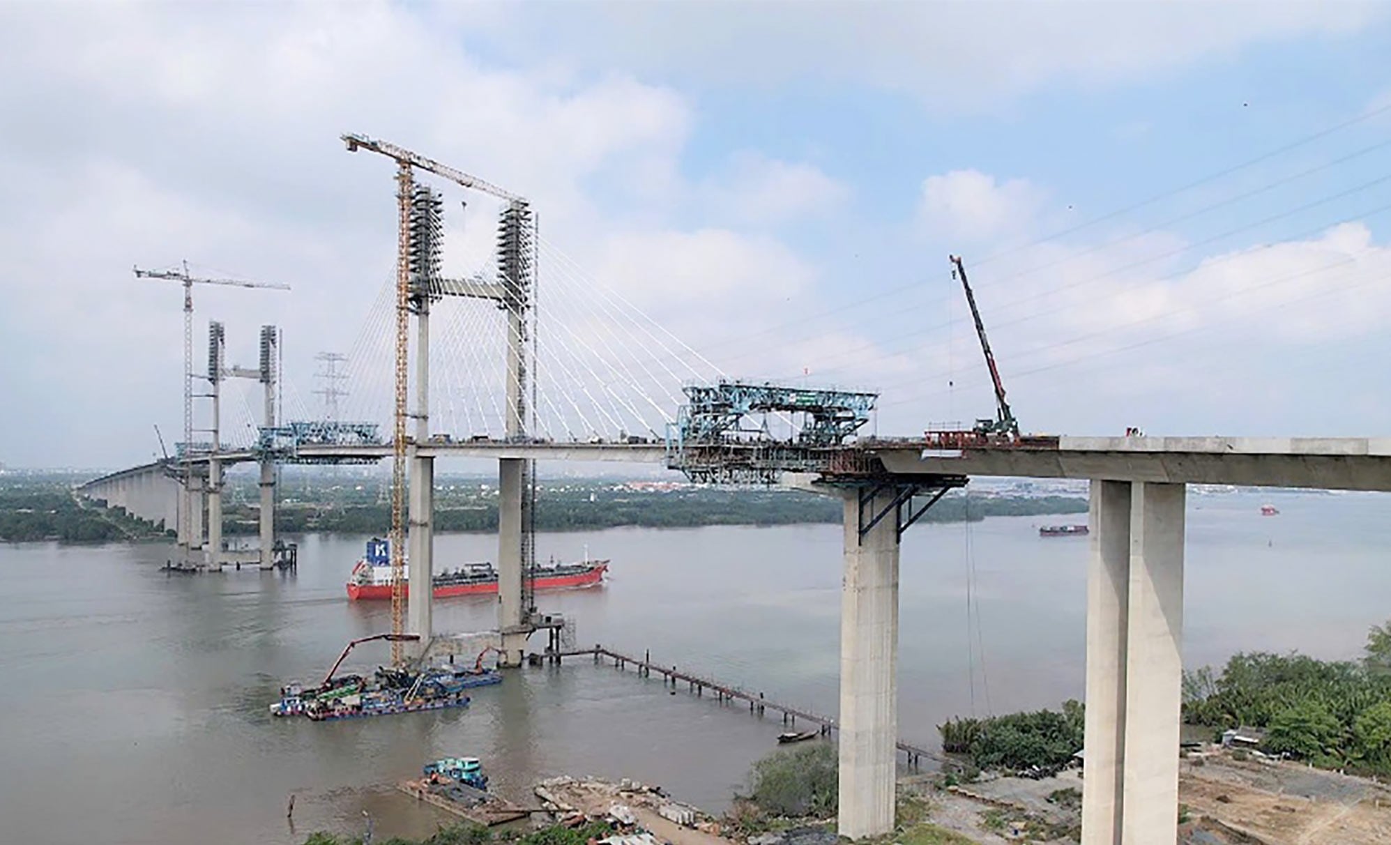 Die Phuoc-Khanh-Brücke auf der Schnellstraße Ben Luc - Long Thanh soll voraussichtlich im Juli 2026 für den Verkehr freigegeben werden. Foto: Pham Tung.