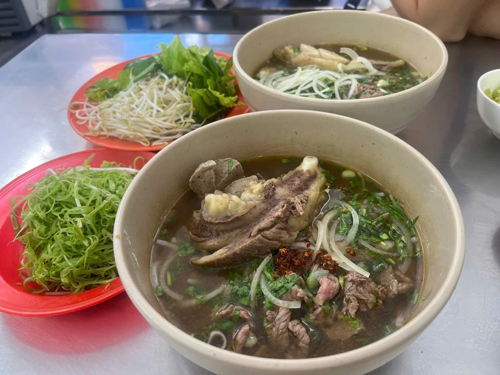 ການກິນເສັ້ນໝີ່ຊີ້ນງົວແບບເຫວ້ພ້ອມເຂົ້າສານເຫຼືອຖືວ່າເປັນ… ຂອງແຂວງບໍ? - ຮູບທີ 3. Bún bò Huế - Ảnh 2.