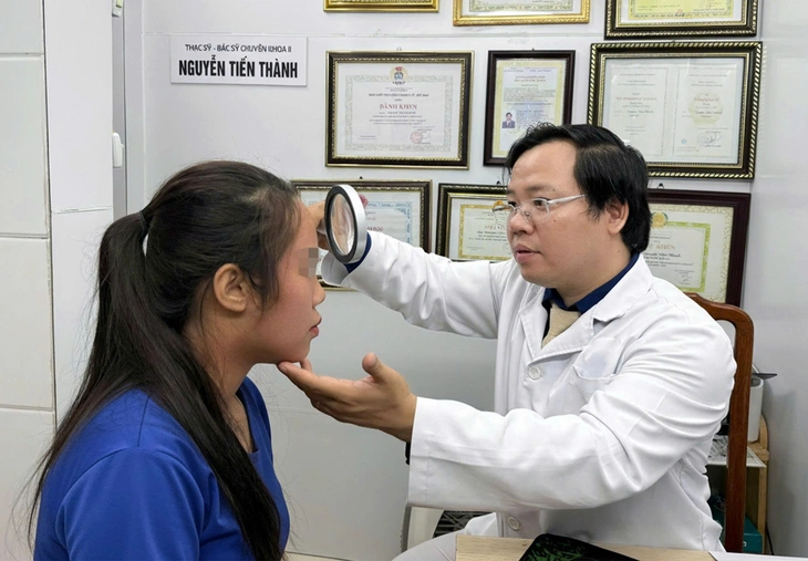Infiammazione cutanea e danni al viso causati dall'uso di cosmetici contraffatti - Foto 1. Cô gái trẻ viêm da, hỏng mặt vì dùng mỹ phẩm trôi nổi - Ảnh 1.