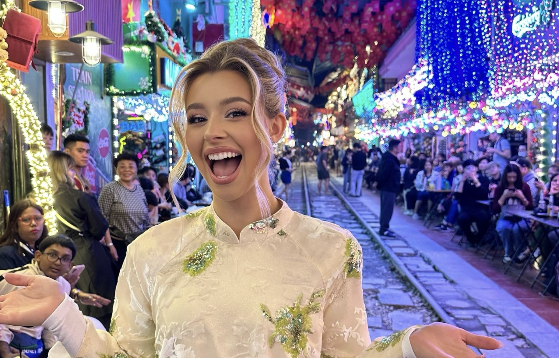 Miss America Yolina Lindquist toont haar verbluffende figuur in Vietnam.