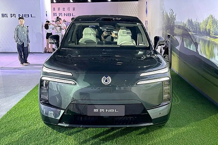 BYDは、超高速充電機能を搭載し、一滴の燃料で430km走行可能なDenza N8Lを発表した。
