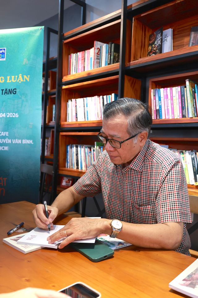 ຟາມ ກົງ ລວນ ແລະ ວັດທະນະທຳໄຊງ່ອນຜ່ານໄວເດັກຂອງລາວໃນສອງຜົນງານໃໝ່ - ຮູບທີ 4. Phạm Công Luận và văn hóa Sài Gòn qua tuổi thơ trong hai tác phẩm mới - Ảnh 4.