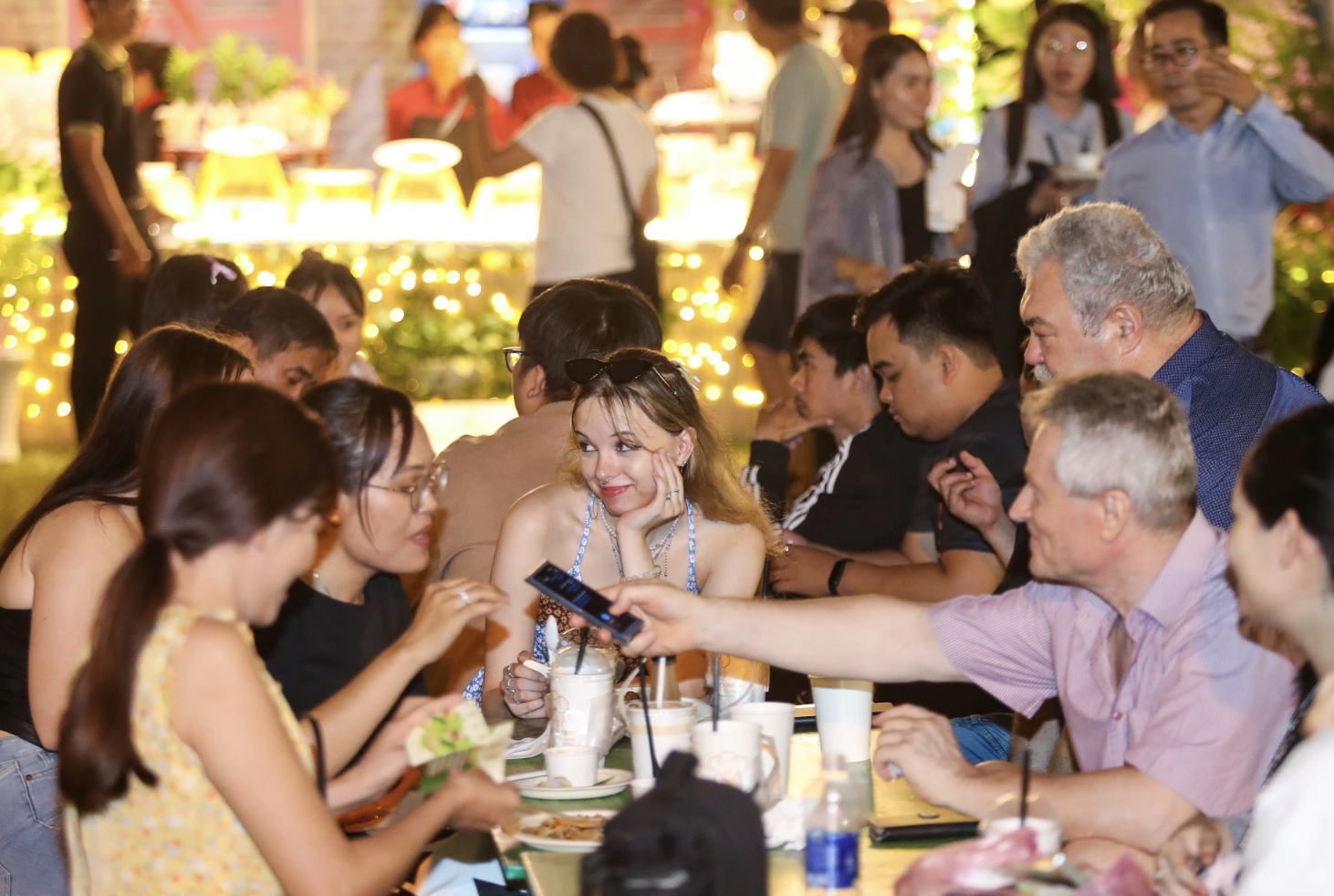 Khách Tây quảng bá ẩm thực Việt: Mê phở, bánh mì đến… hột vịt lộn, bún mắm - Ảnh 1.