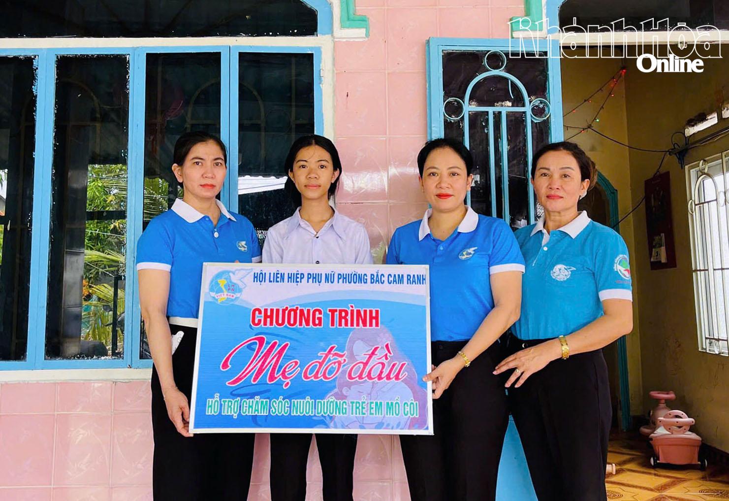 Hội Liên hiệp Phụ nữ phường Bắc Cam Ranh nhận đỡ đầu trẻ em mồ côi có hoàn cảnh khó khăn.