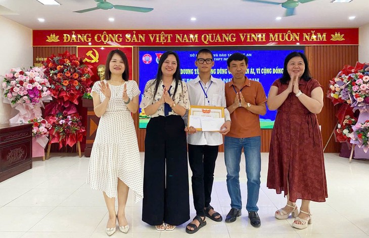 Mann wird für die Rettung von Mutter und Kind gelobt, die von einer Brücke gesprungen waren - Foto 2. Khen thưởng người đàn ông cứu hai mẹ con nhảy cầu - Ảnh 2.