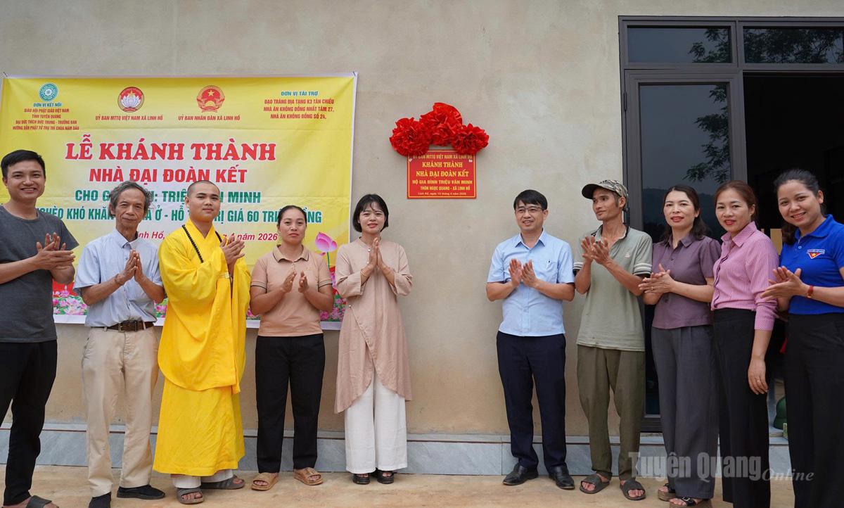 I leader della comune di Linh Ho, insieme a rappresentanti della pagoda di Nam Dau, benefattori e sponsor, hanno svelato la targa della casa 