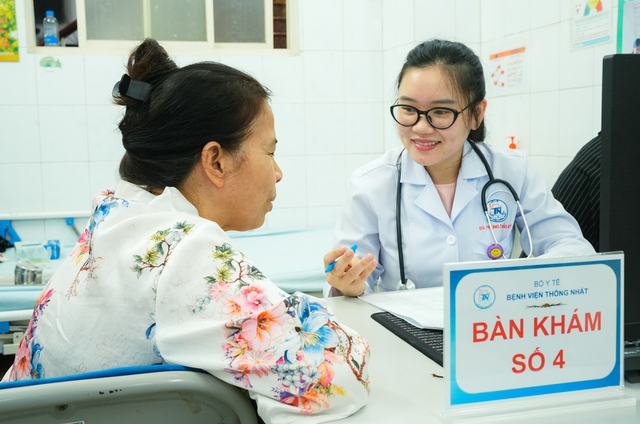 Lidé v Ho Či Minově Městě nadále podstupují bezplatné lékařské prohlídky a screeningy - Foto 2. Người dân TPHCM tiếp tục được khám, tầm soát bệnh miễn phí - Ảnh 2.