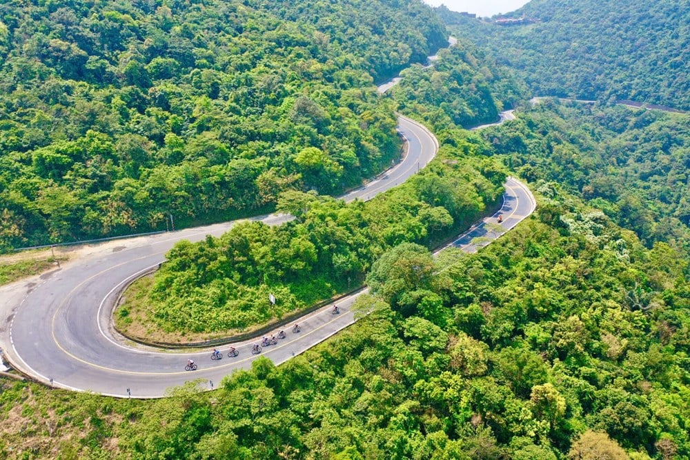 Titelwechsel nach dem Rennen um die Bezwingung des Hai-Van-Passes – Foto 1