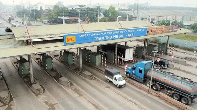 Die Mautstation T1 an der Nationalstraße 51 in der Provinz Dong Nai ist seit vielen Jahren verlassen, wurde aber nicht abgebaut, wodurch ein potenzielles Risiko für Verkehrsunfälle besteht.