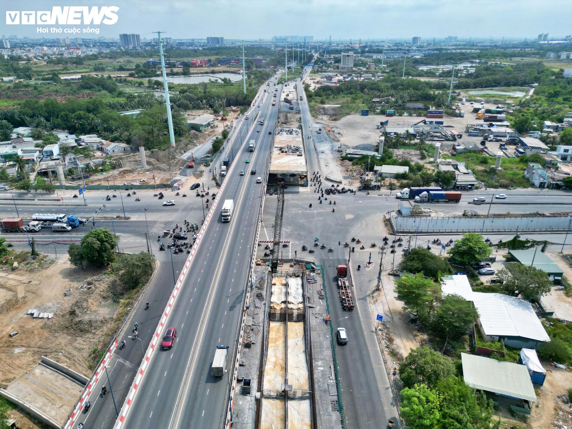 Qual è lo stato attuale del progetto di interscambio a quattro livelli a Ho Chi Minh City? - 13