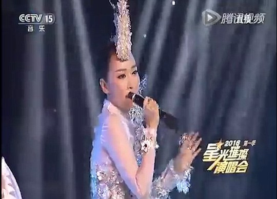 Dinh Dinh s'est rendu compte qu'elle chantait en tenant le microphone à l'envers.
