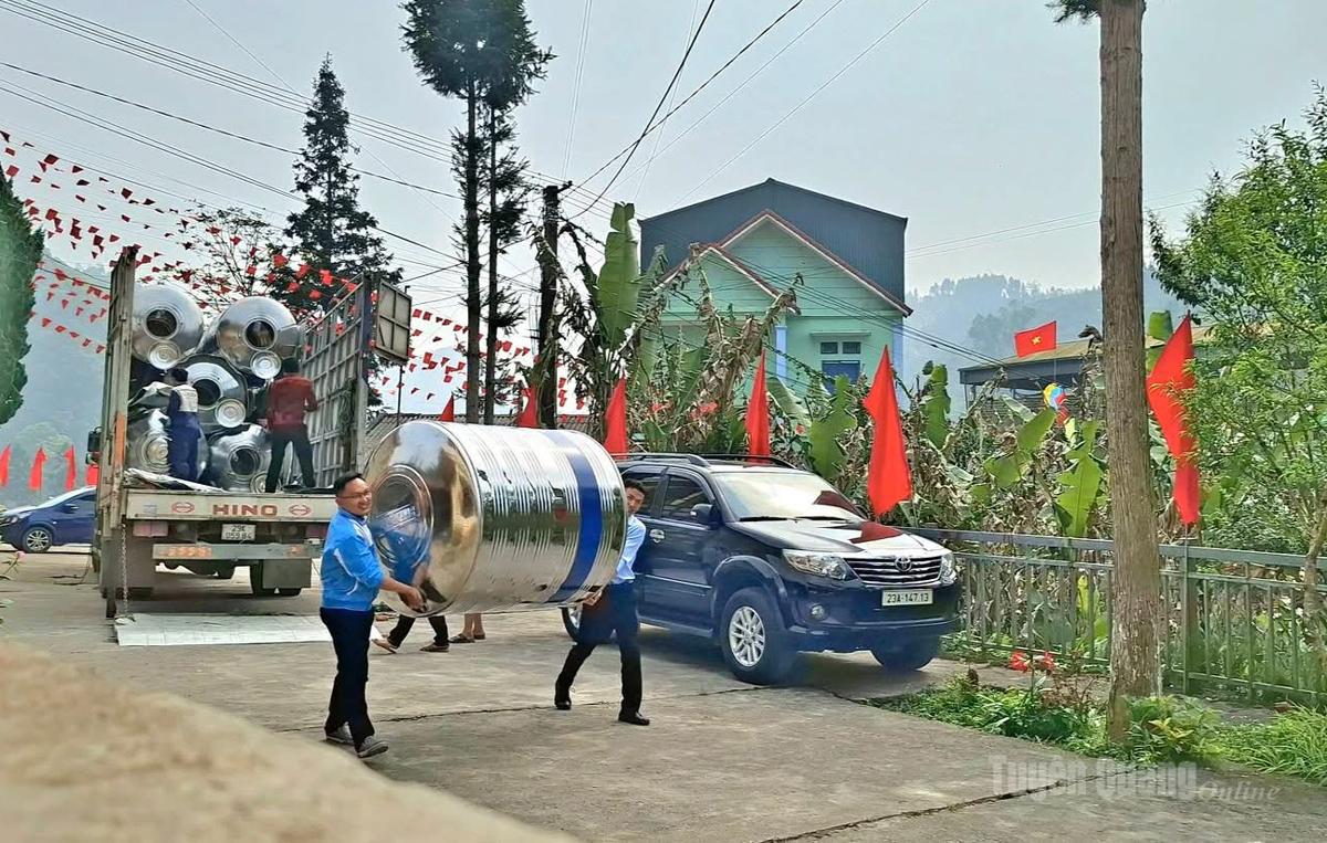 Mitglieder der Jugendorganisation beteiligten sich an der Unterstützung beim Transport und der Installation von Wassertanks für die Anwohner.