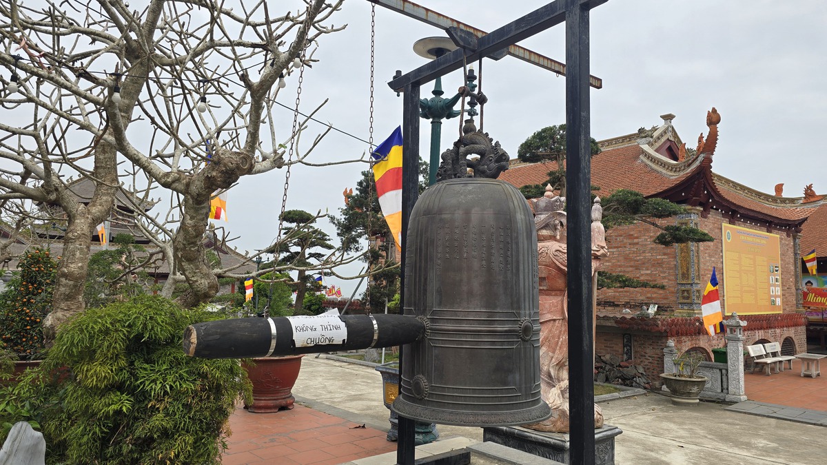 In cerca di rifugio nel luogo sacro accanto alla reliquia della Torre di Tuong Long - Foto 6. Tìm về chốn linh thiêng bên di tích Tháp Tường Long- Ảnh 6.