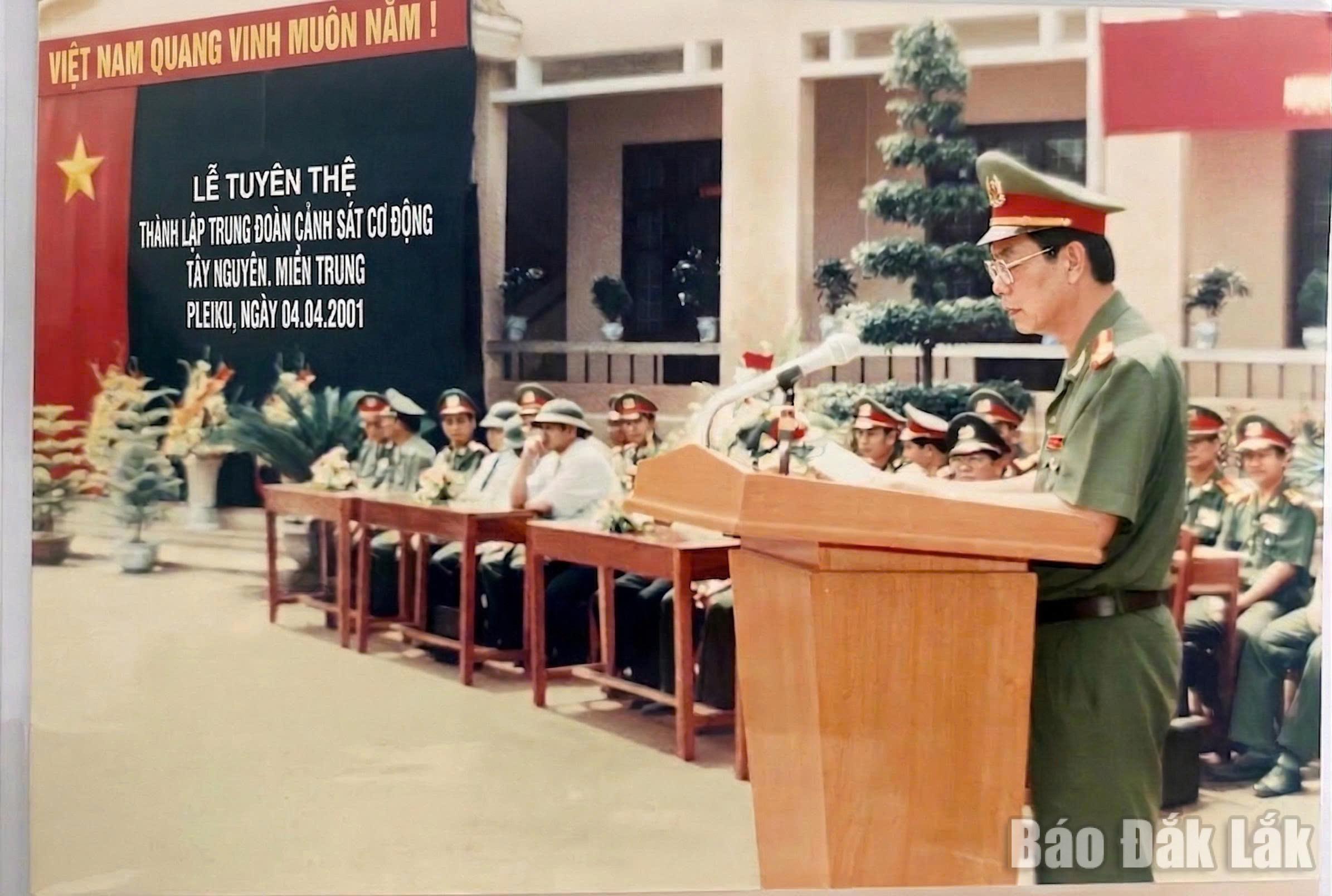 Bekendmaking van het besluit van de minister van Openbare Veiligheid om het Mobiele Politieregiment van de Centrale Hooglanden op te richten (4 april 2001).