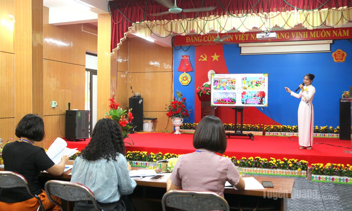 Gli insegnanti della scuola materna Hoa Hong, nel quartiere Ha Giang 2, hanno partecipato a una competizione per presentare le soluzioni da loro proposte.