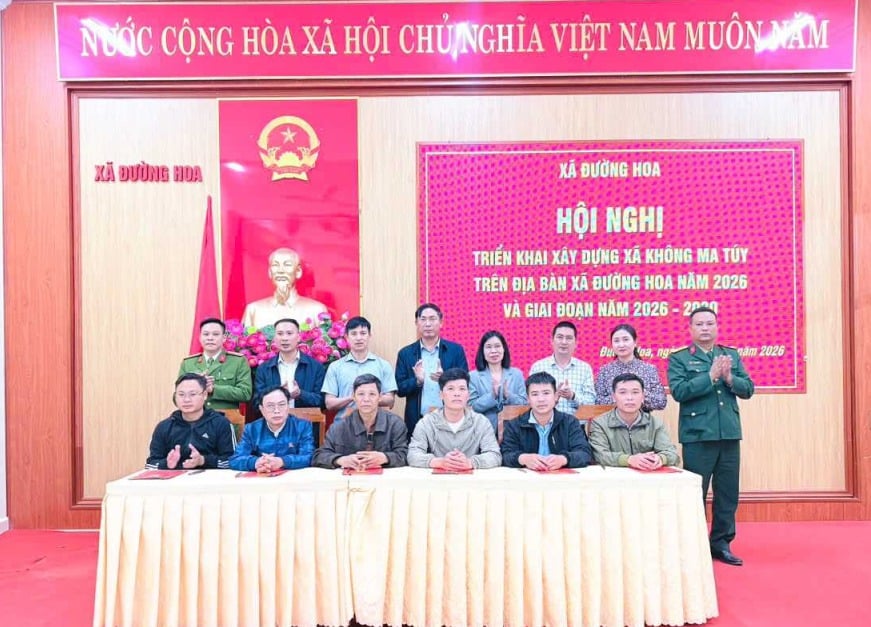 I rappresentanti dei villaggi hanno firmato un impegno per realizzare una comunità libera dalla droga entro il 2026 e per il periodo 2026-2030. Foto: Hong Nhung (CTV)
