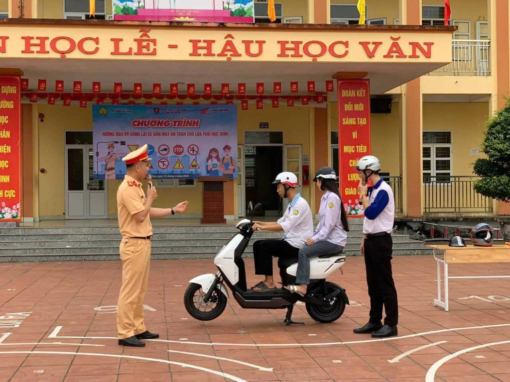Nell'aprile del 2026, le autorità hanno impartito agli studenti della scuola secondaria e superiore di Duong Hoa Cuong istruzioni sulle tecniche di guida sicura delle motociclette.