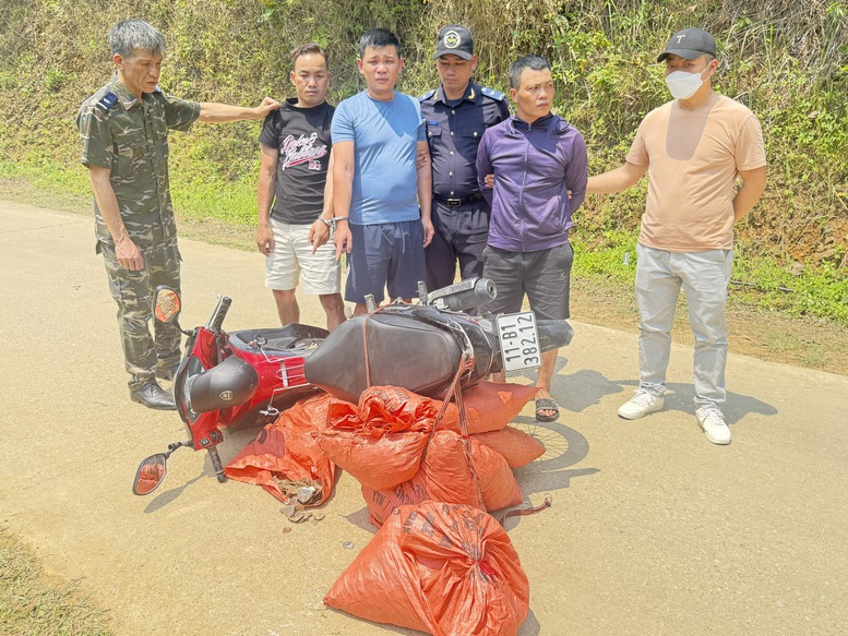 Agenti doganali arrestano dei contrabbandieri al valico di frontiera - Foto 1. Hải quan bắt giữ các vụ buôn lậu tại cửa khẩu- Ảnh 1.