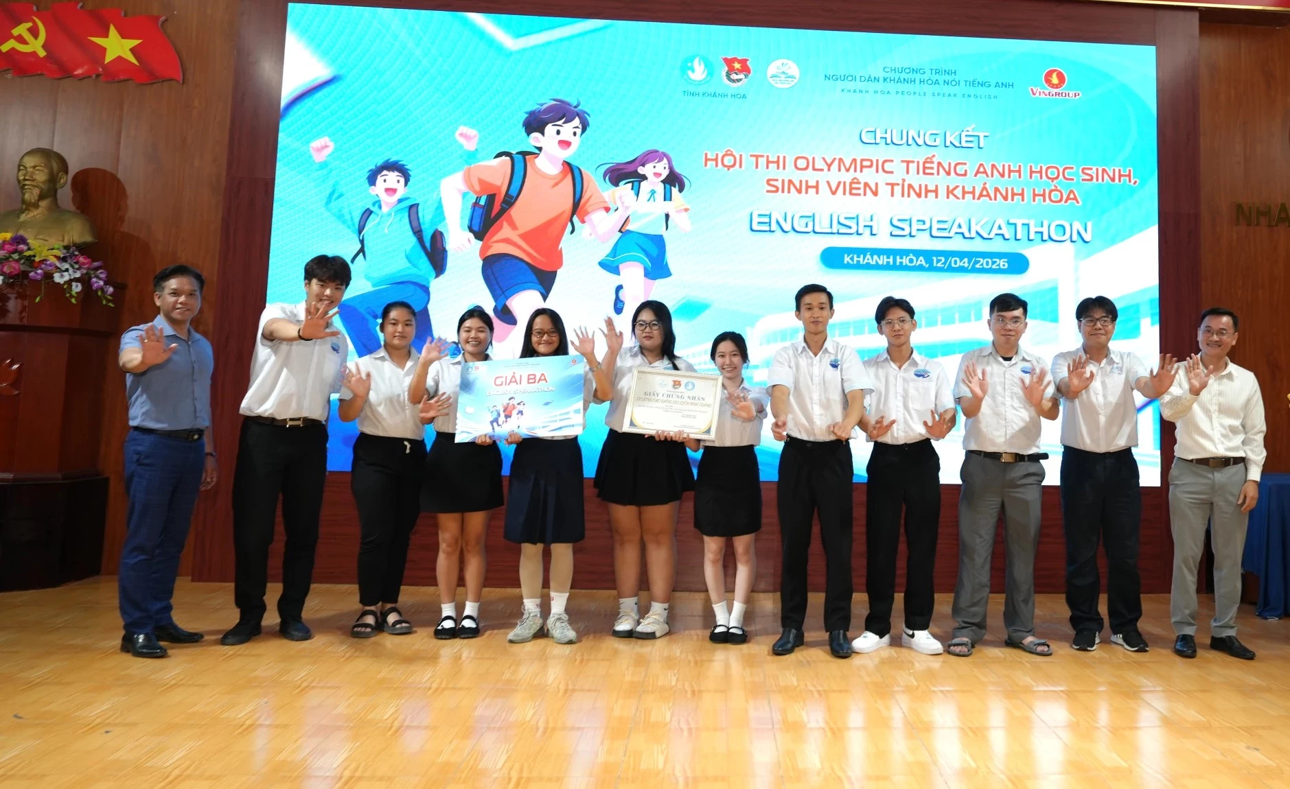The organizing committee awarded the third prize to the Nha Trang Tourism College team.