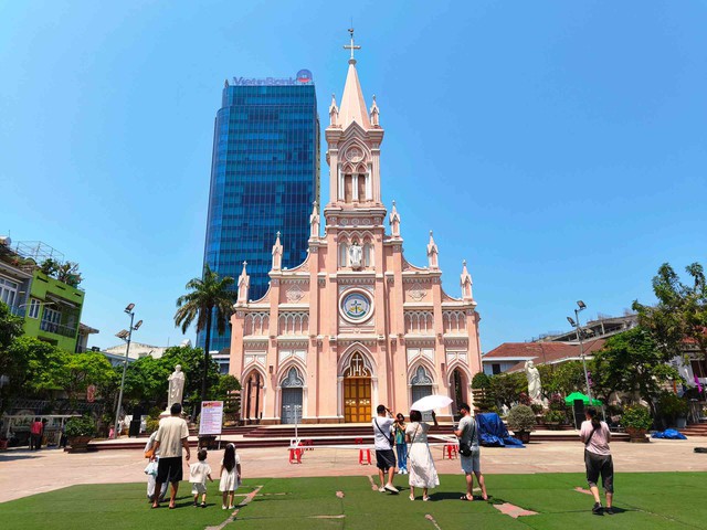 Nhà thờ Con Gà - biểu tượng hồng giữa lòng Đà Nẵng- Ảnh 3.