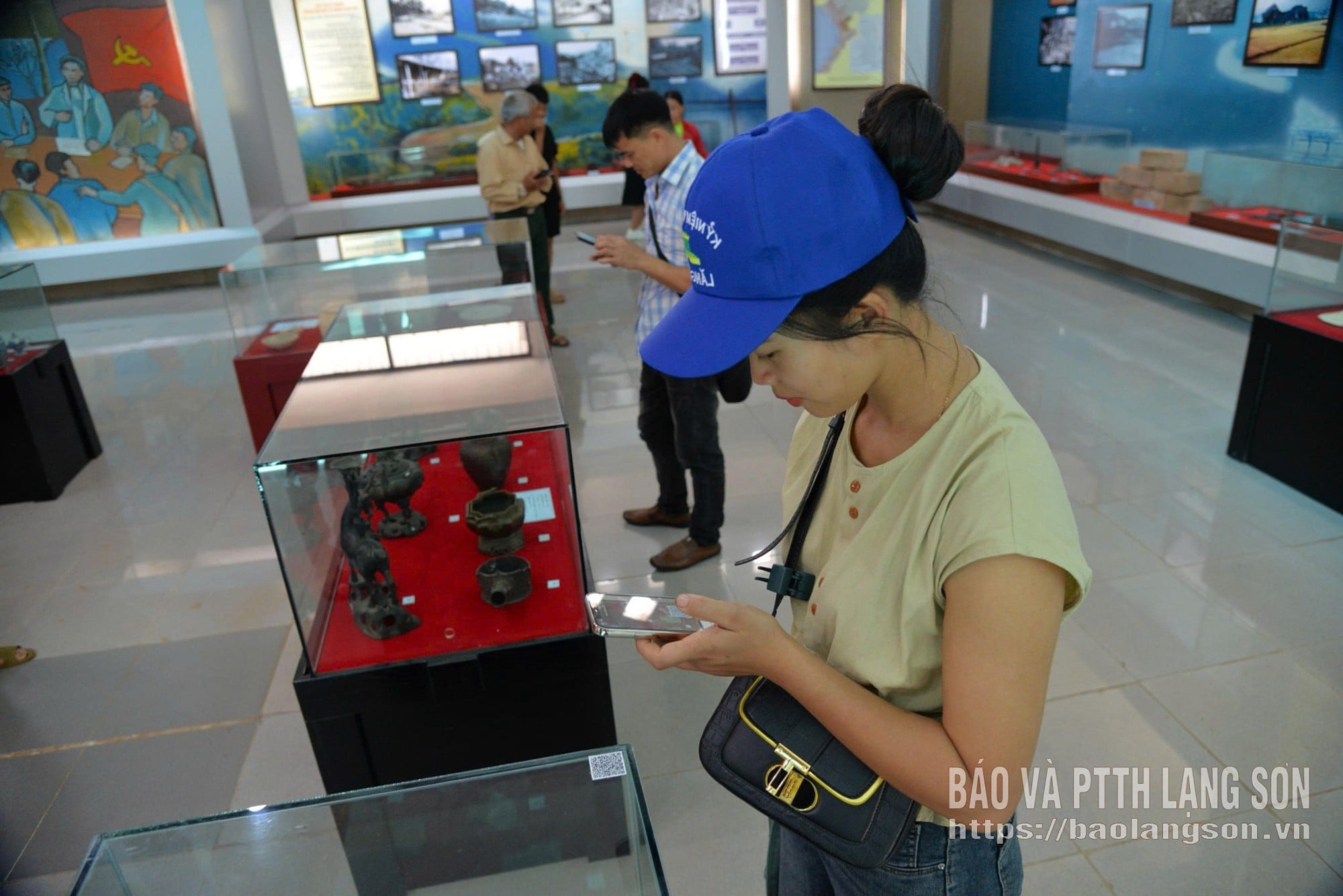 Pengunjung memindai kode QR untuk mempelajari lebih lanjut tentang pameran di Museum Provinsi.