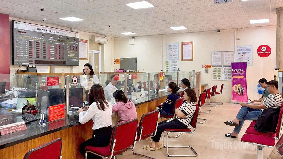 ลูกค้าที่ทำธุรกรรมที่สาขาธนาคารเกษตร Agribank จังหวัดฮาเกียง   