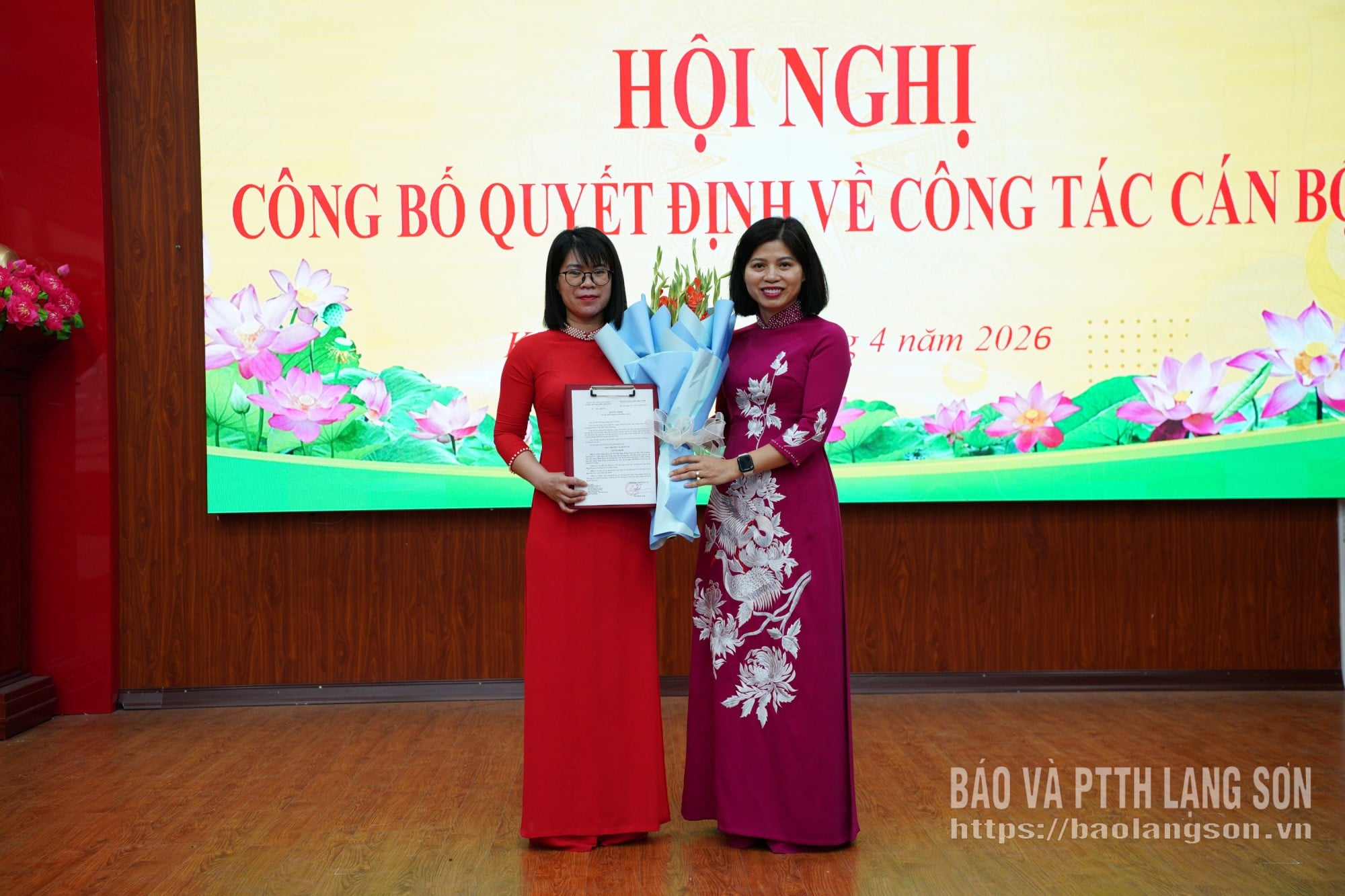 Lãnh đạo Đảng uỷ phường Kỳ Lừa trao quyết định và tặng hoa cho cán bộ được bổ nhiệm