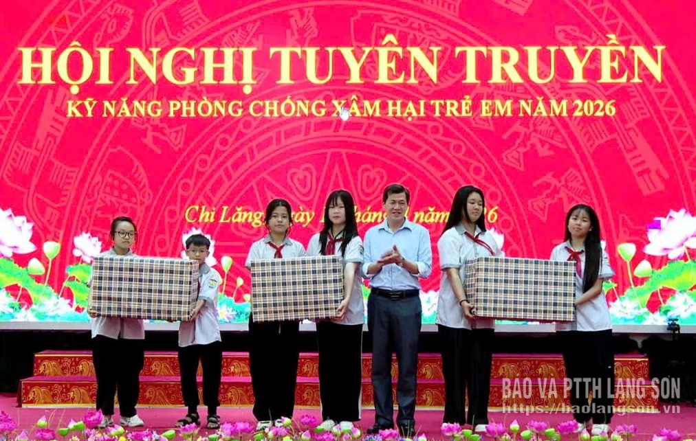 Đại diện lãnh đạo Sở Y tế tặng quà học sinh Trường Tiểu học và THCS trên địa bàn xã Chi Lăng