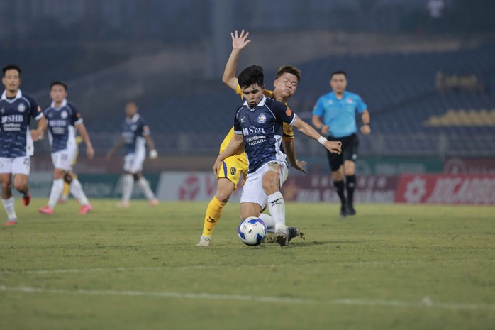 Danh thủ Trần Minh Chiến ngồi