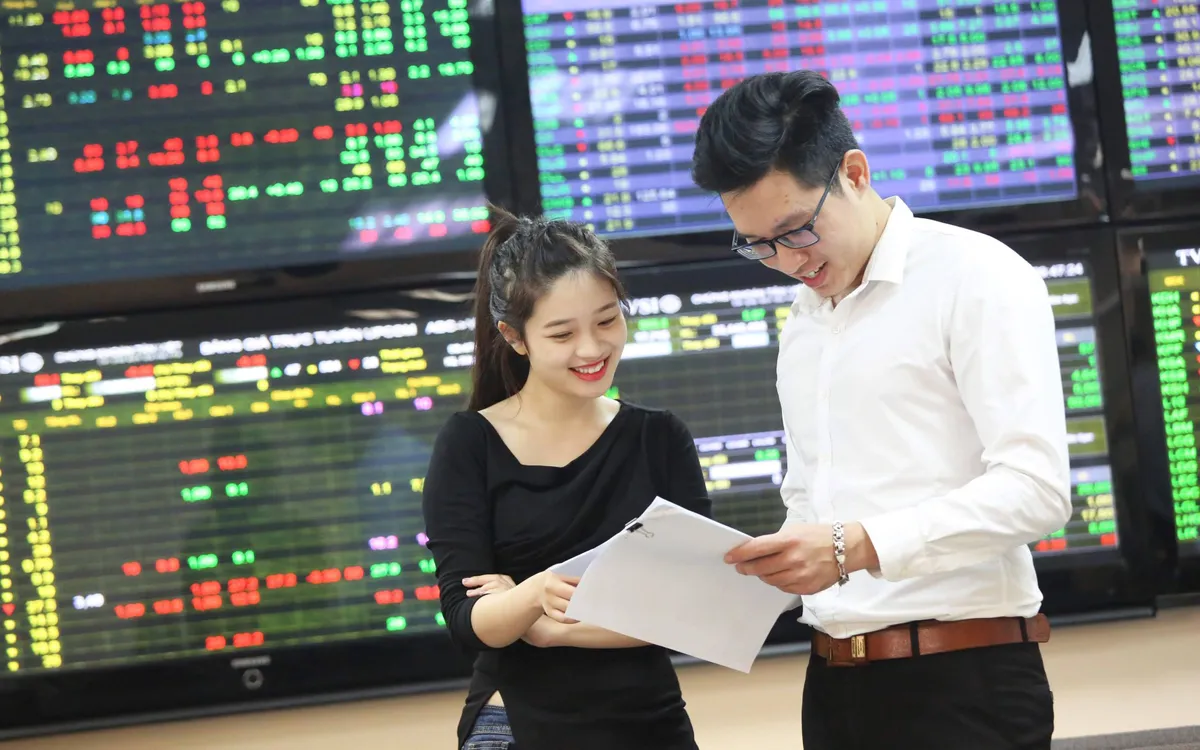 VN-Index vượt mốc 1.800 điểm, cổ phiếu họ Vingroup bứt phá