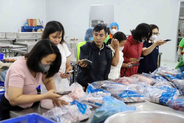 Bất an khi lựa chọn nhà thầu phục vụ bữa ăn bán trú - Ảnh 1.