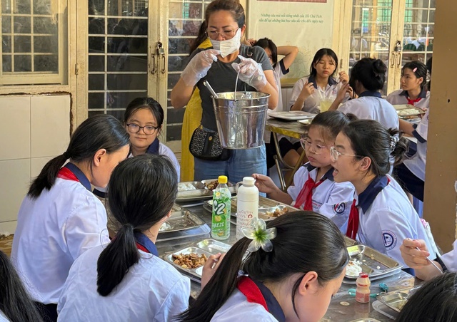 Bất an khi lựa chọn nhà thầu phục vụ bữa ăn bán trú - Ảnh 2.