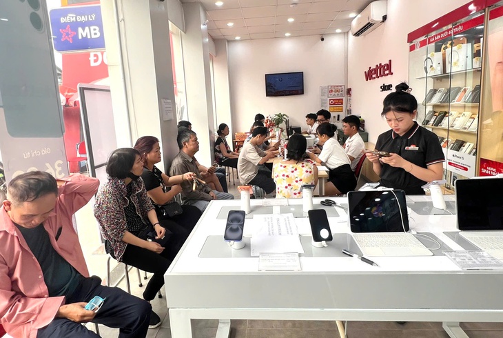 Người dân đến kín điểm giao dịch chờ xác thực SIM chính chủ - Ảnh 1.