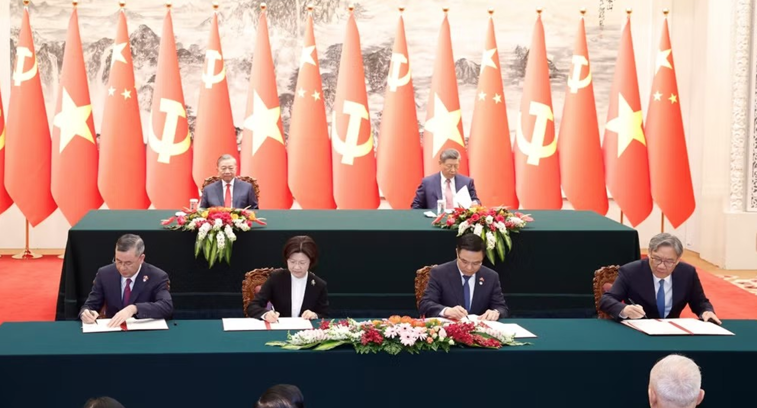 Minister van Industrie en Handel Le Manh Hung en minister van Handel van China Wang Wentao hebben ee