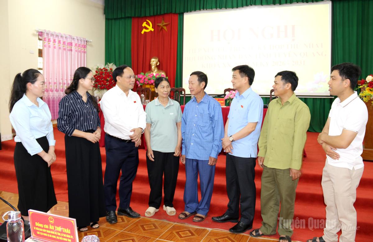 I rappresentanti del Consiglio popolare provinciale hanno avuto un colloquio con gli elettori nella comune di Hong Thai.