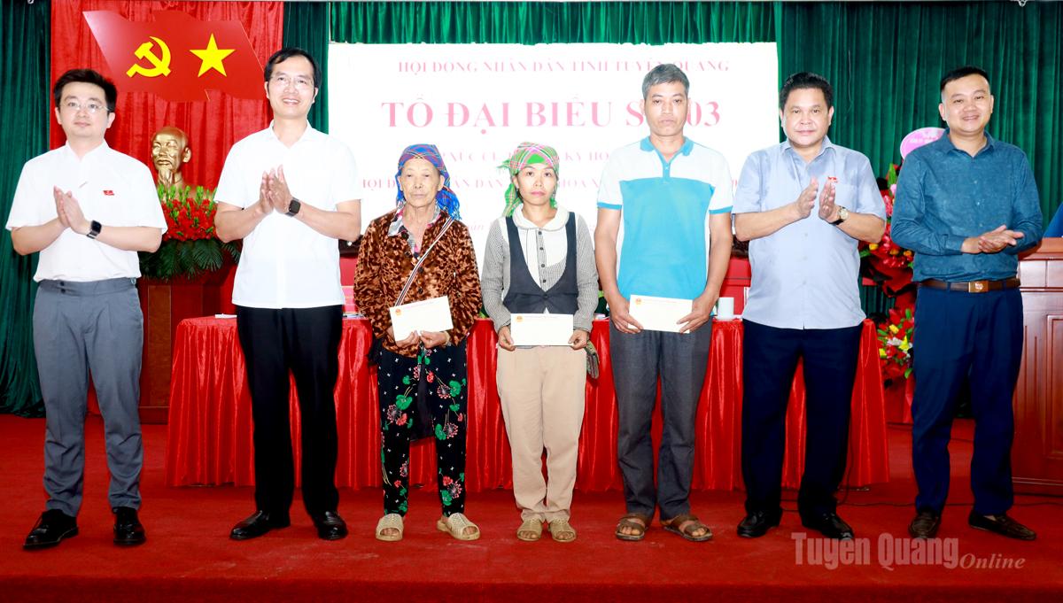 La delegazione n. 3 del Consiglio popolare provinciale ha consegnato dei doni alle famiglie aventi diritto a politiche preferenziali nella provincia di Thuan Hoa.
