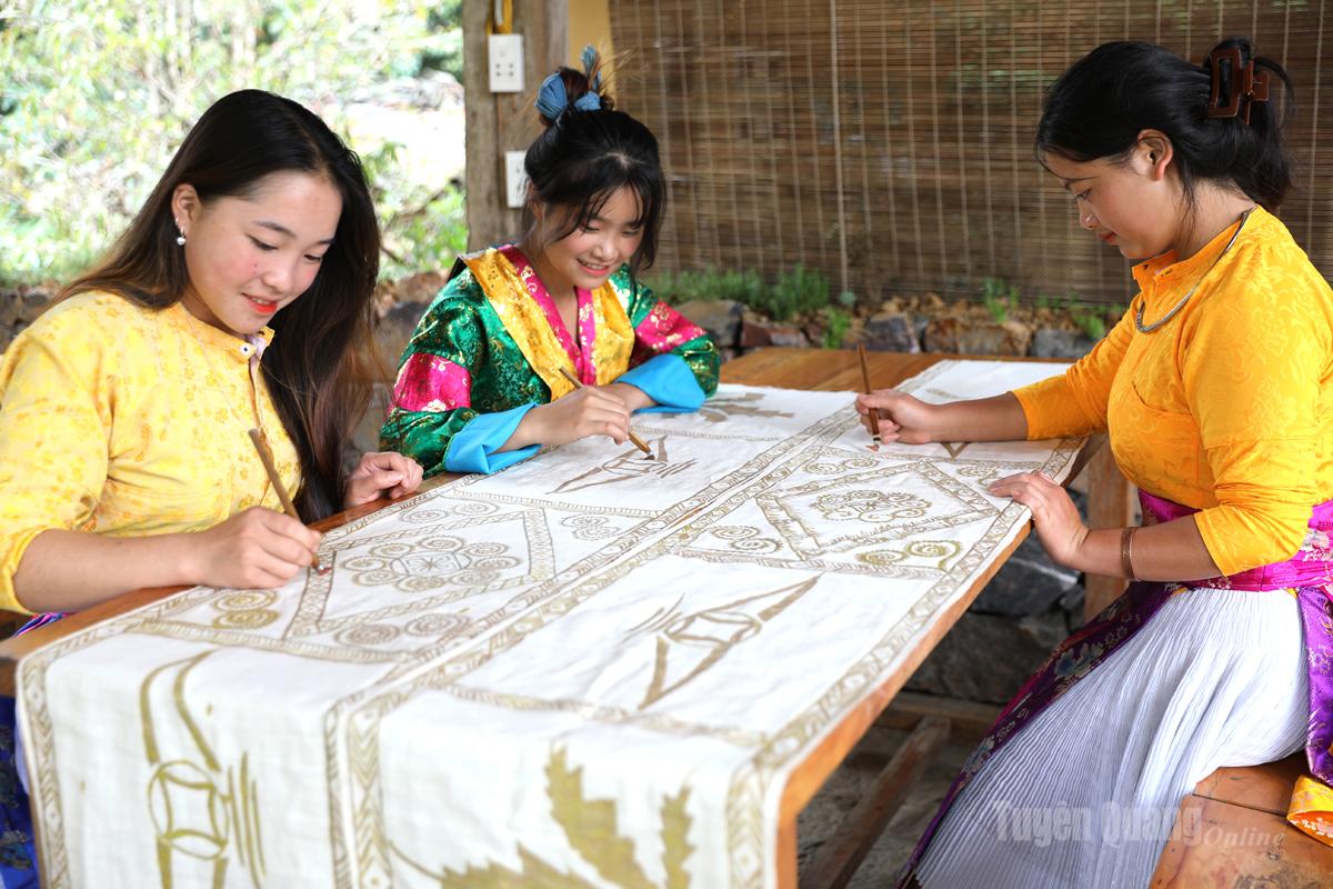 Die Hmong-Mädchen aus dem Dorf Then Pa in der Gemeinde Lung Cu pflegen und fördern stets die traditionelle Kunst der Bienenwachsmalerei des Hmong-Volkes.