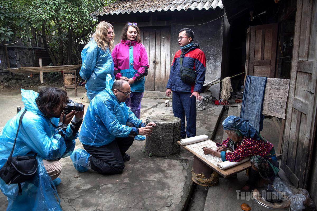 Ausländische Touristen erleben und lernen die Kunst der Bienenwachsmalerei kennen, die vom Volk der Hmong praktiziert wird.