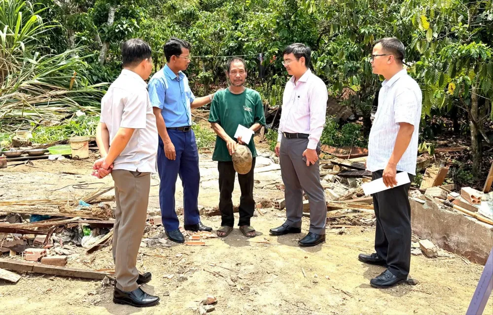 I leader della comune di Dam Rong 2, nella provincia di Lam Dong, hanno incoraggiato e fornito assistenza alle famiglie colpite dalla recente tempesta.