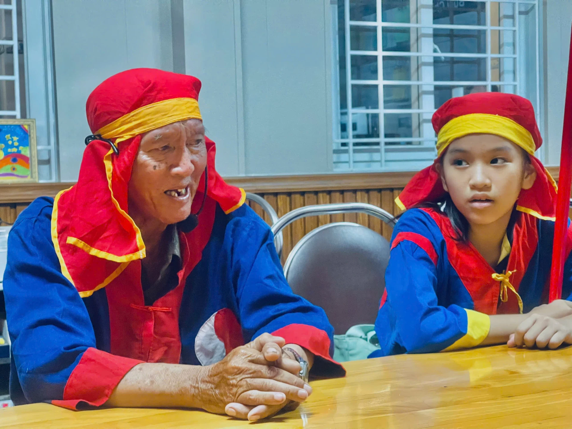 Herr Nguyen Van Hao (till vänster) lär barnen att sjunga.