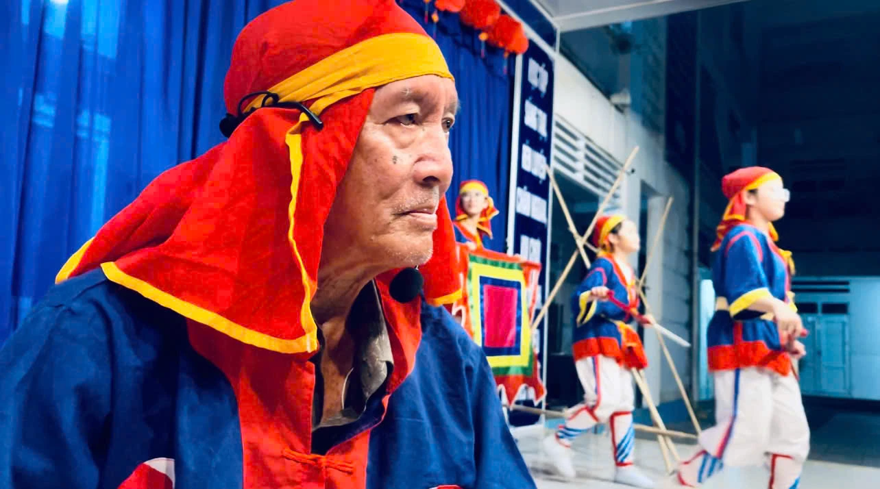 Herr Nguyen Van Hao deltog i folksångsföreställningen