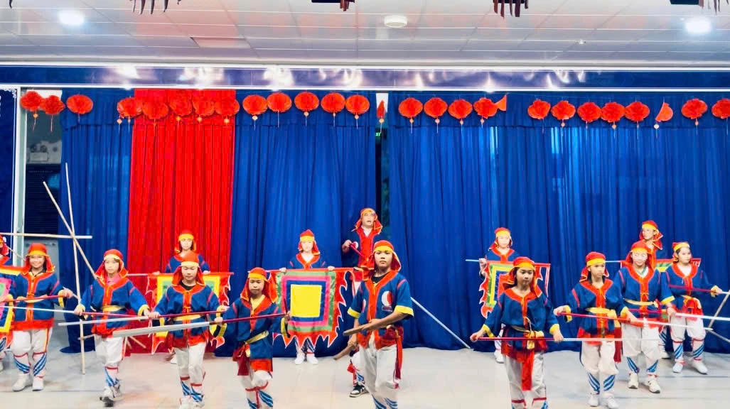 Nam Nha Trang-distriktet övar snarast på sitt framträdande inför deltagandet i Khanh Hoa-provinsens vietnamesiska etniska kulturdag 2026.