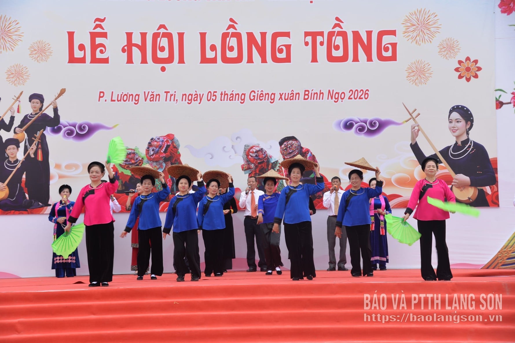 ชาวบ้านในเขตหลงวันตรีแสดงเพลงพื้นบ้านดั้งเดิมในงานเทศกาลหลงตง
