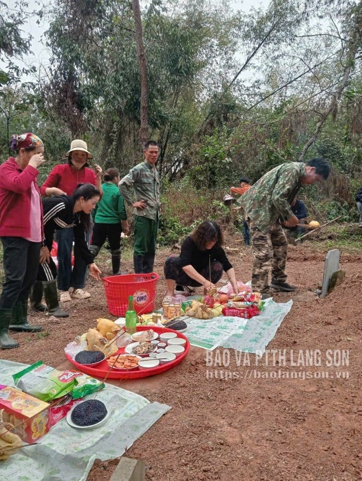 ទៅទស្សនាផ្នូរក្នុងពិធីបុណ្យឆេងមីងរបស់ជនជាតិតៃនៅឡាងសើន។