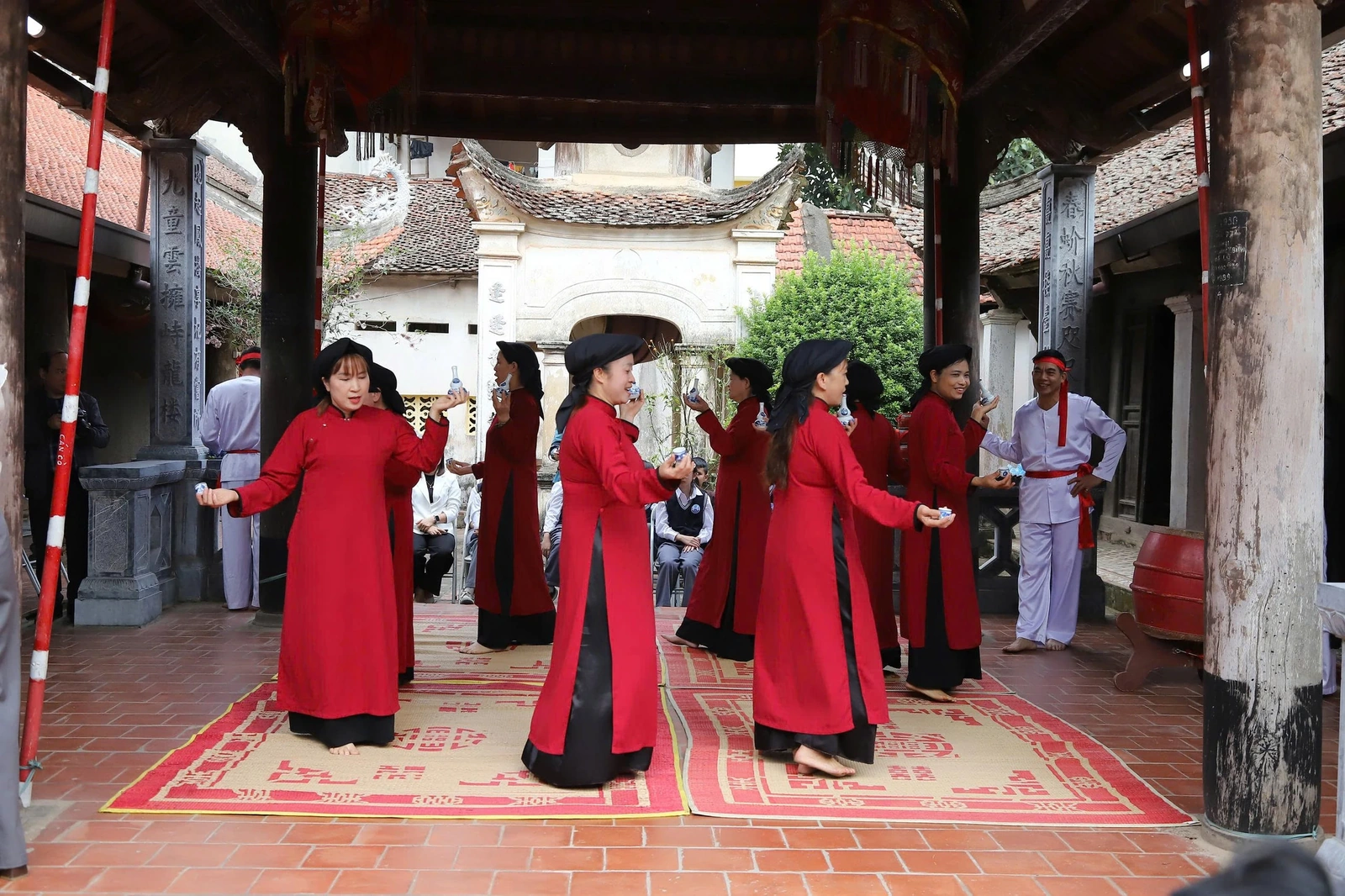 Il canto Xoan negli antichi villaggi: echi del patrimonio della terra ancestrale.
