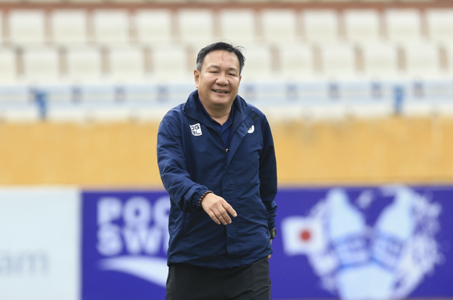 ฮว่าง วัน ฟุก หัวหน้าโค้ชคนใหม่ของทีมฟุตบอลหญิงทีมชาติเวียดนาม กล่าวว่า "ฉันมั่นใจในบทบาทนี้!"