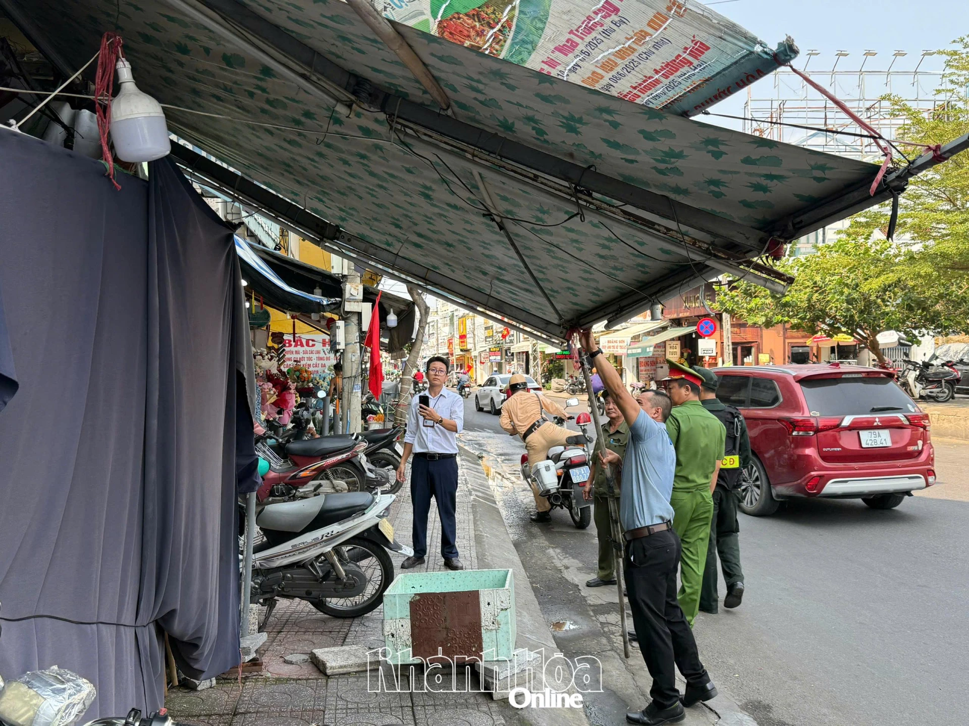 O gospodărie de pe strada Nguyen Trai a instalat o structură fixă ​​din fier și o copertină, care acoperă trotuarul în scopuri comerciale.